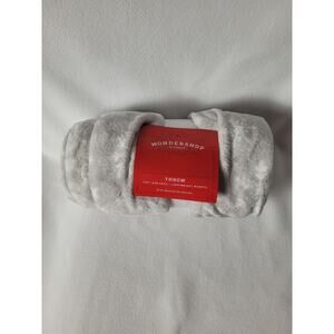 Wondershop Snowflake throw blanket from Target soft & cozy lightweight 50" x 60"